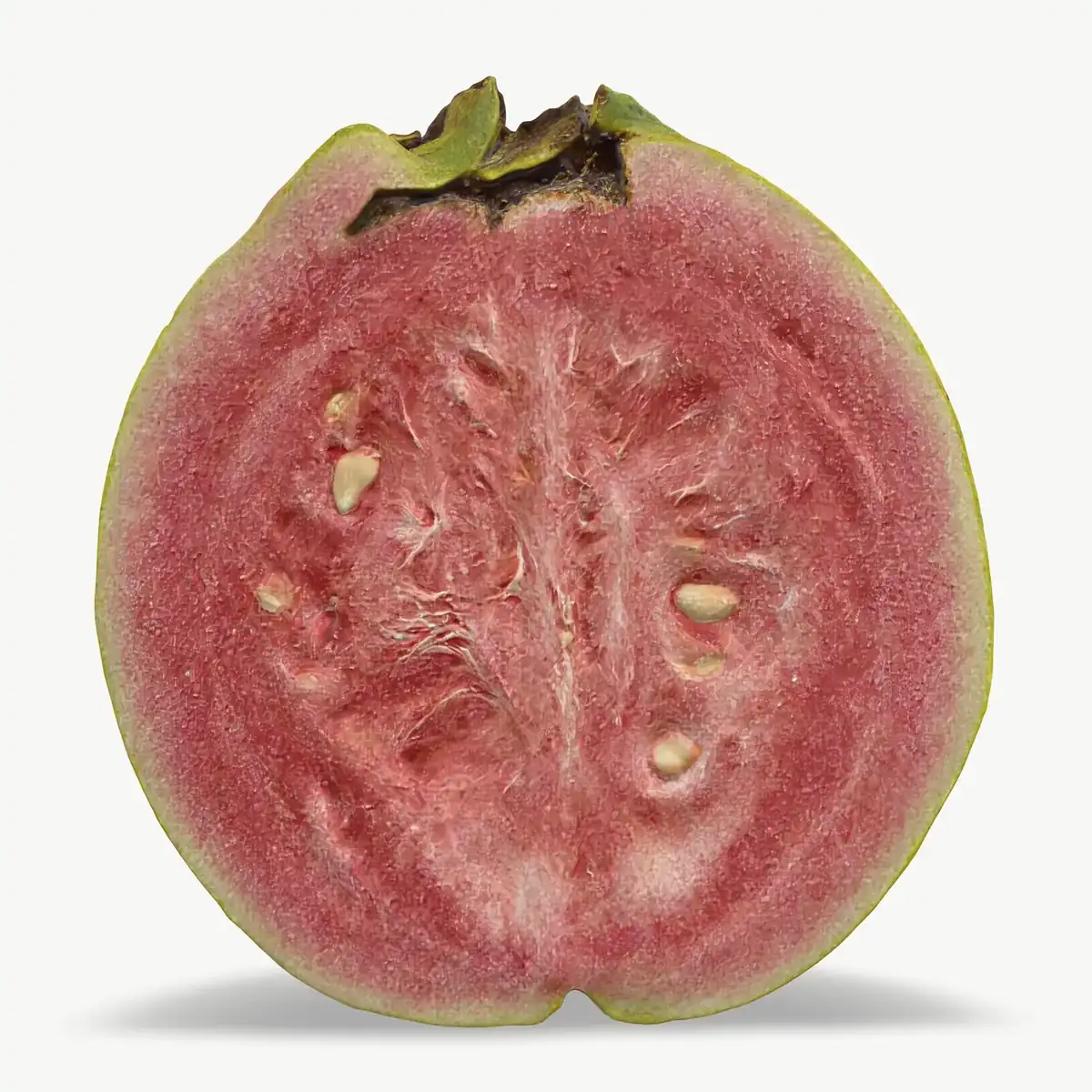 Guayaba fresa cortada a lo largo: pulpa rosada con moteado fino y unas pocas semillas crema en la zona central